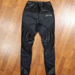 Chestee Kiki leggings size small